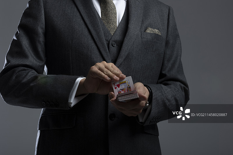 中年商务男士洗牌手部特写图片素材