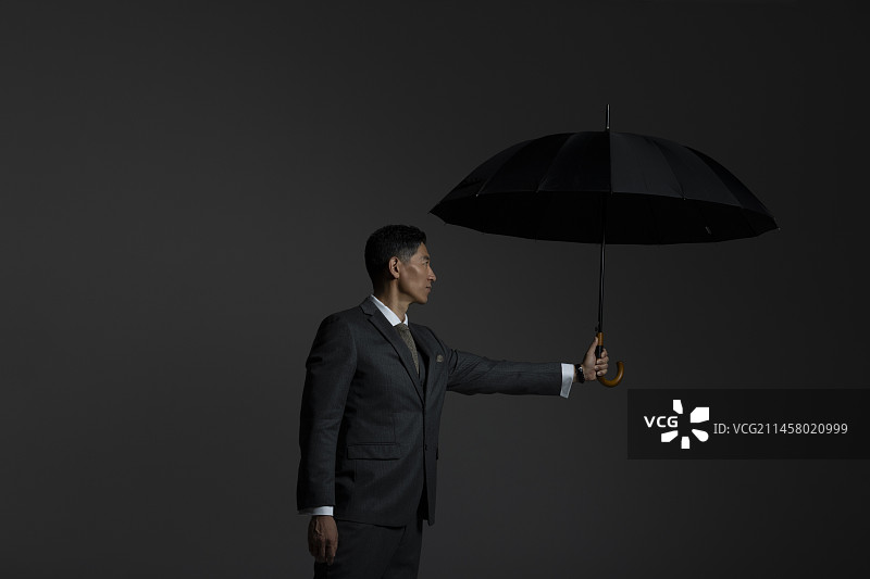 成熟商务男士和雨伞图片素材