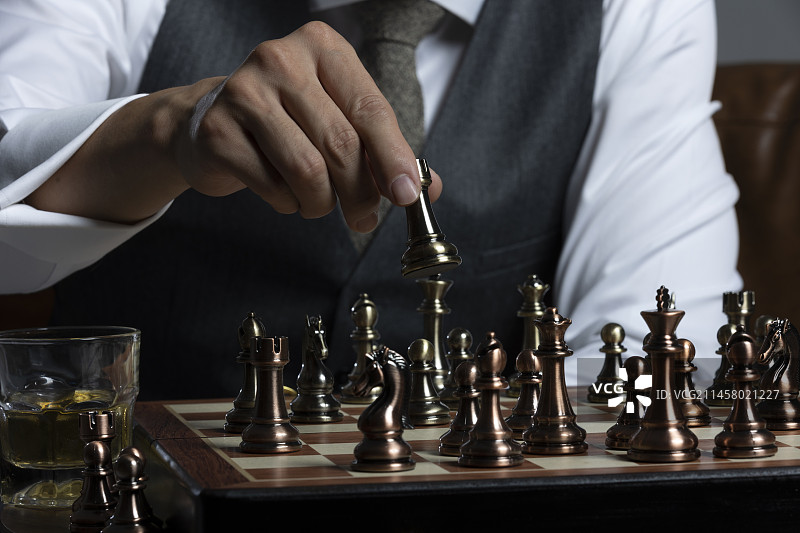 成熟商务男士下国际象棋特写图片素材