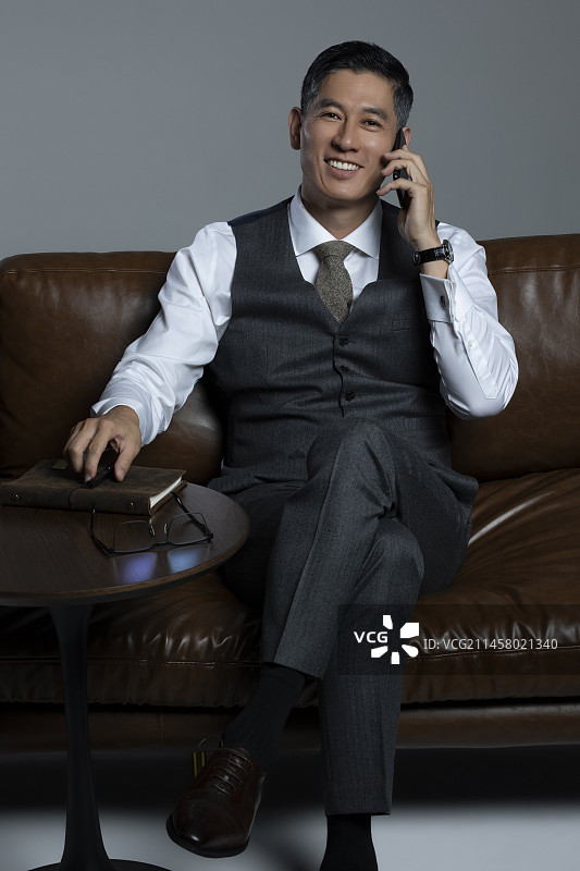 成熟商务男士打电话肖像图片素材