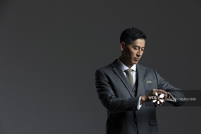 成熟商务男人看手表图片素材