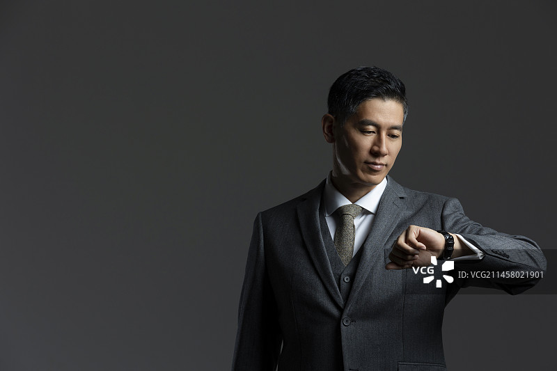 成熟商务男人看手表图片素材