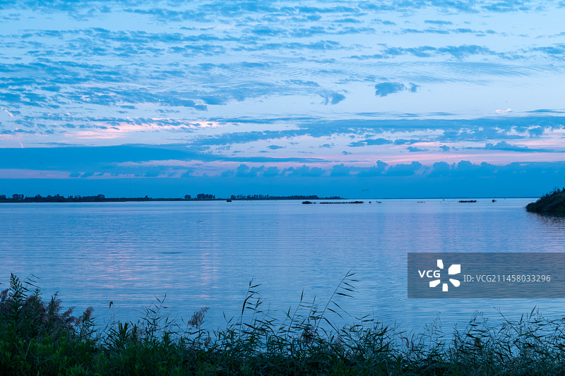 洪泽湖湖水蓝天图片素材