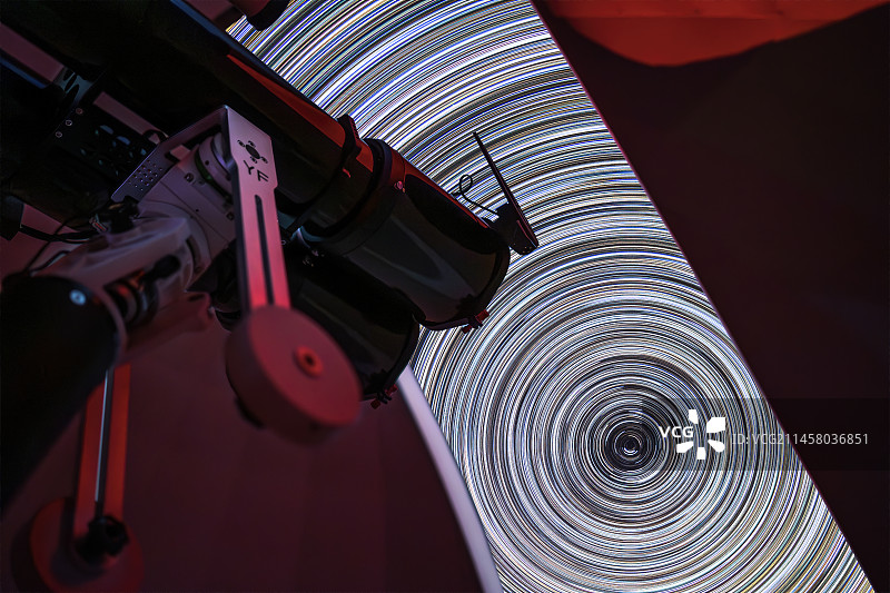 天文台望远镜观测星轨图片素材