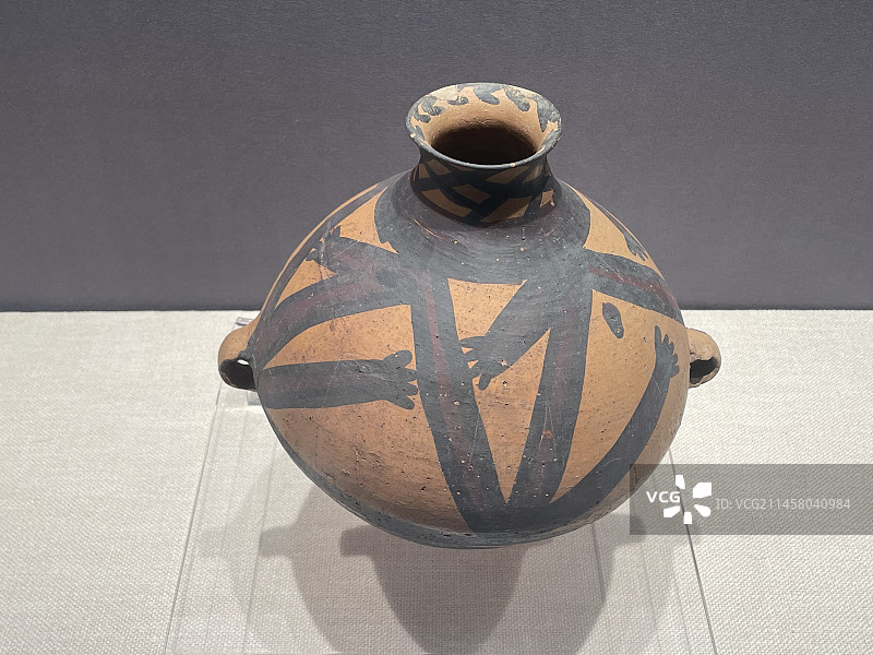 马厂类型蛙神纹壶，新石器时代，甘肃马家窑彩陶文化博物馆藏图片素材