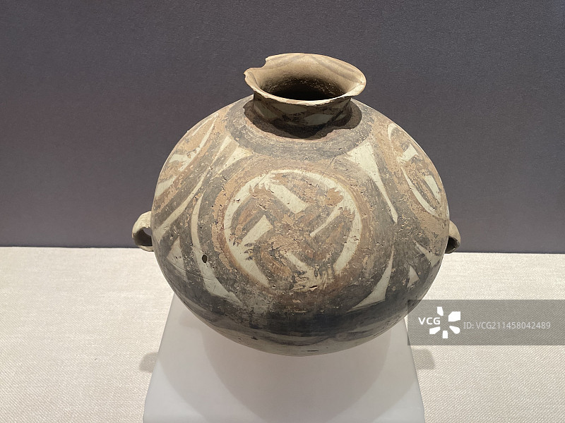 马厂类型卍字纹双耳罐，新石器时代，甘肃马家窑彩陶文化博物馆藏图片素材