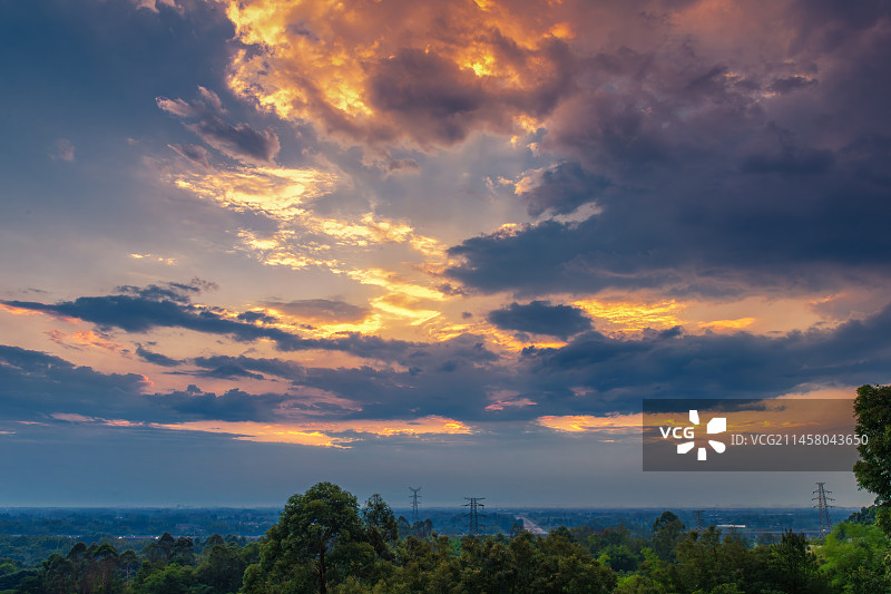 成都牧马山上日落彩云图片素材