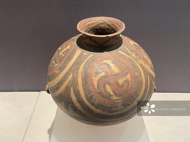 马厂类型卍字纹双耳罐，新石器时代，甘肃马家窑彩陶文化博物馆图片素材