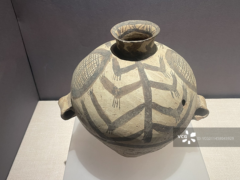 马厂类型蛙神纹双耳壶，新石器时代，甘肃马家窑彩陶文化博物馆图片素材