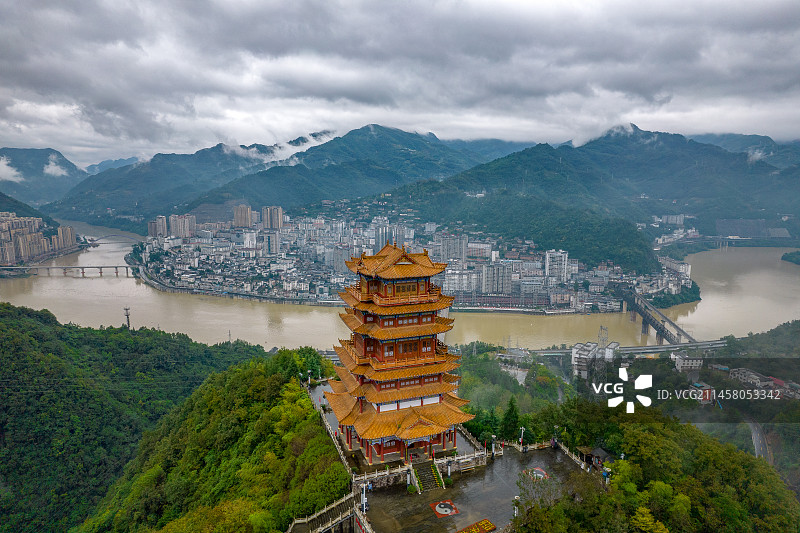 中国陕西省安康市紫阳县紫阳阁与城市天际线图片素材