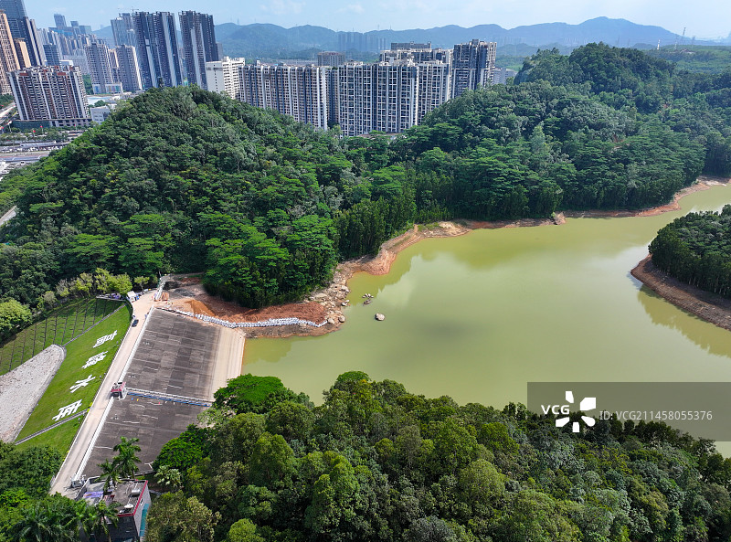 广东省深圳市龙华区阳台山森林公园陶吓出入口高峰水库航拍图片素材