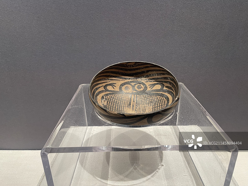 马家窑类型蛙纹内彩盆，新石器时代，甘肃马家窑彩陶文化博物馆藏图片素材