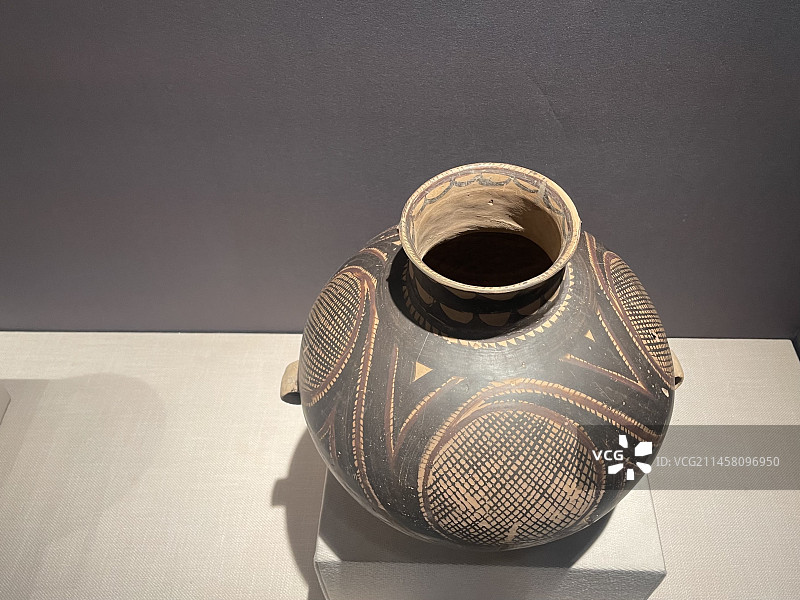 半山类型四大圈纹双耳罐，新石器时代，甘肃马家窑彩陶文化博物馆藏图片素材