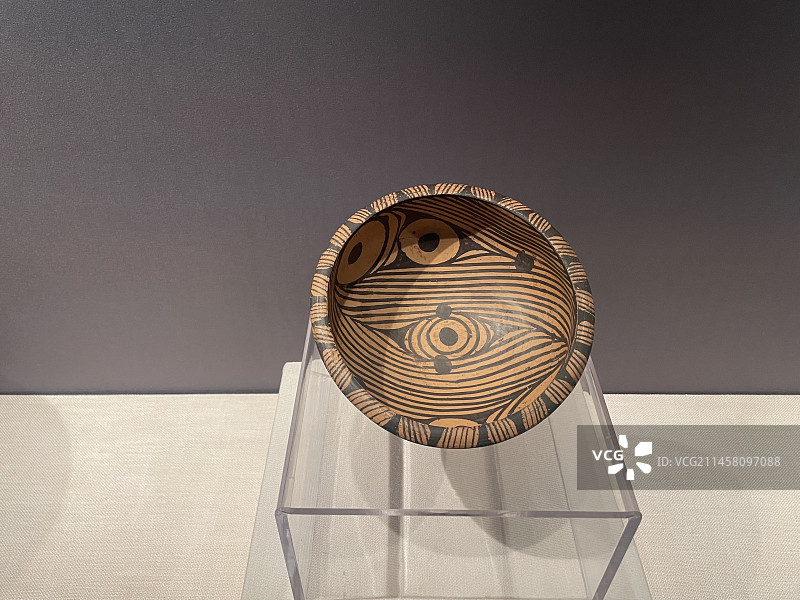 马家窑类型漩涡纹钵，新石器时代，甘肃马家窑彩陶文化博物馆藏图片素材