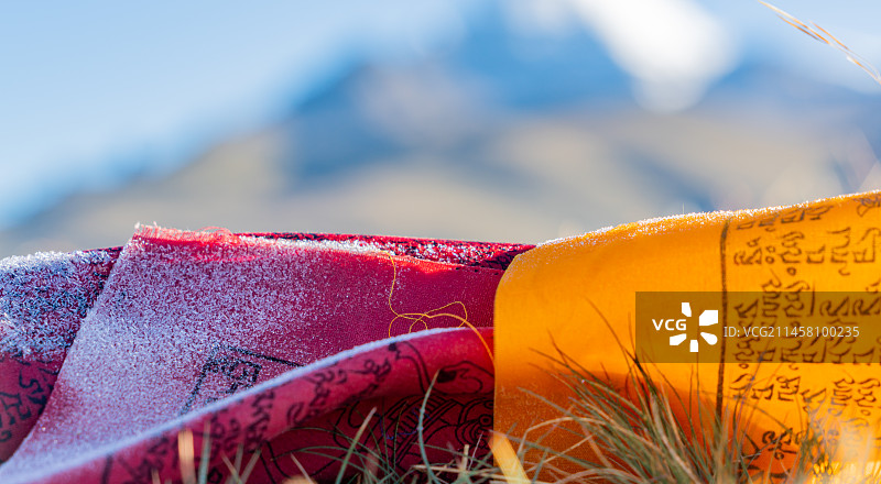 神山下的经幡图片素材