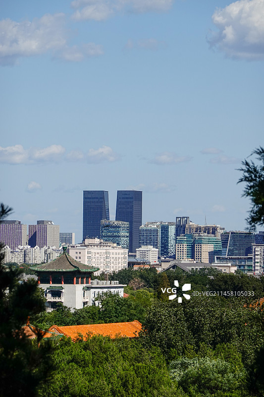 从北海公园最高点俯瞰蓝天白云下的北京城市风光图片素材