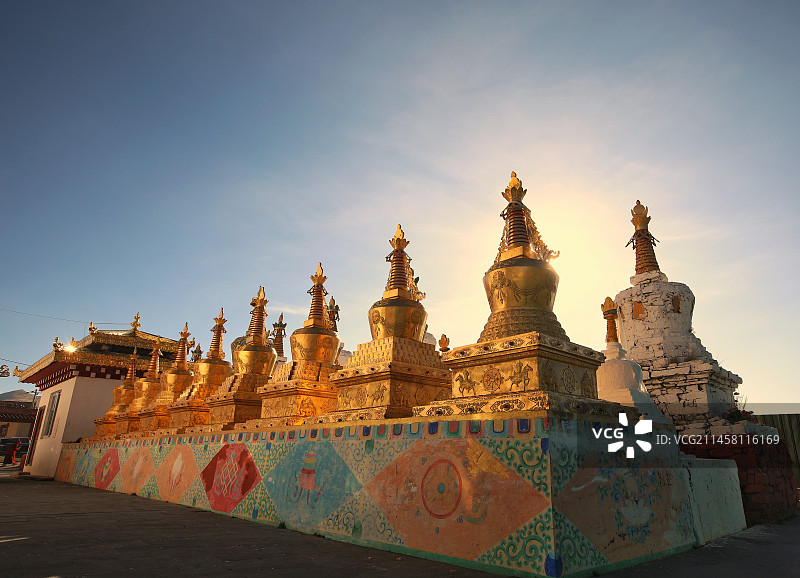 四川甘孜藏族自治州色达县白塔寺图片素材