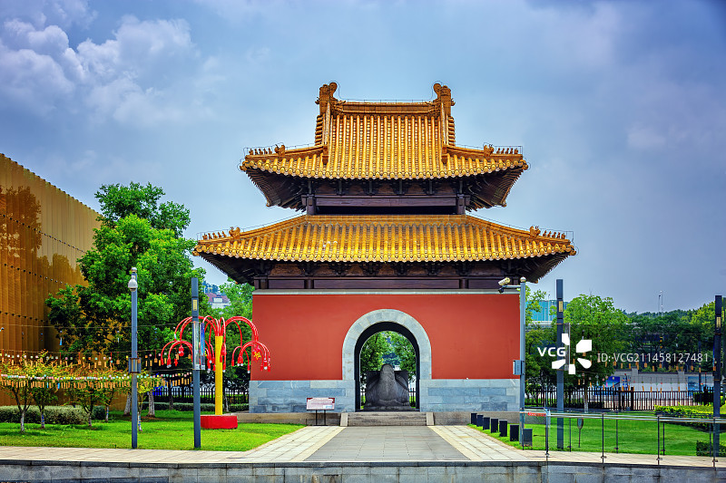 光影中的御碑亭+大报恩寺遗址公园（南京）图片素材