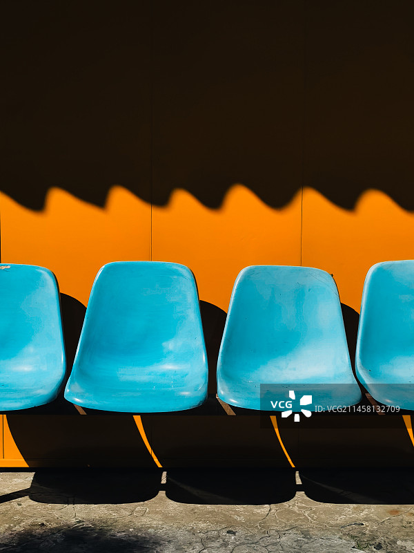 阳光下公共休息区的座椅图片素材