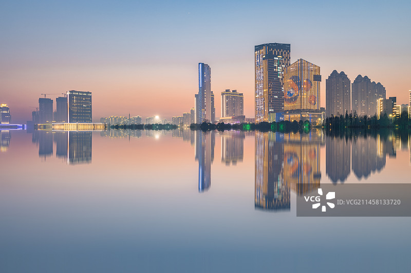 江苏省无锡市宜兴市东氿湖夜色图片素材