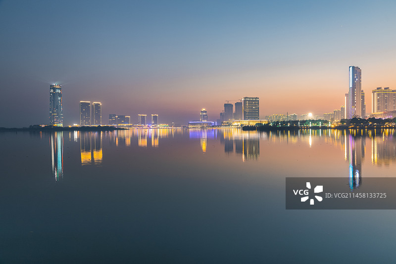 江苏省无锡市宜兴市东氿湖夜色图片素材