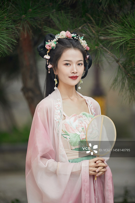 身穿中式传统唯美汉服的东方女性图片素材