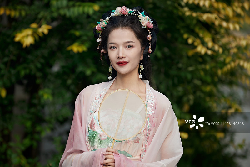 身穿中式传统唯美汉服的东方女性图片素材