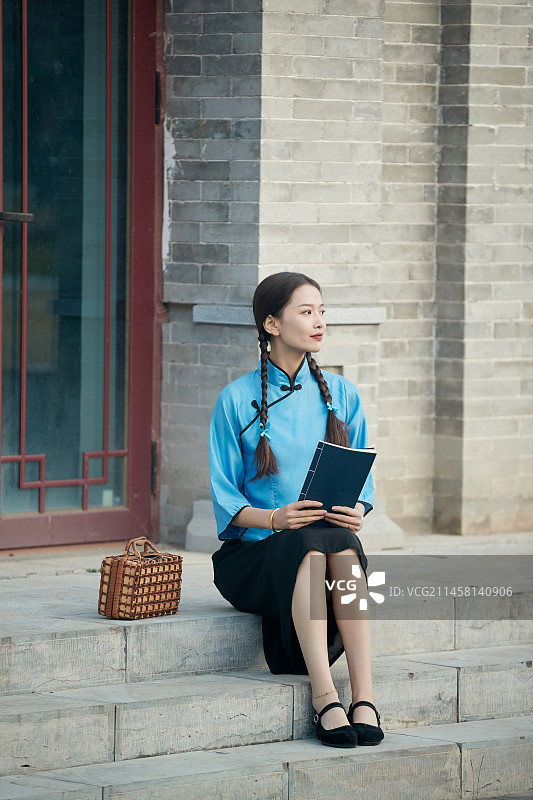 在古城身穿民国学生服饰的女大学生图片素材