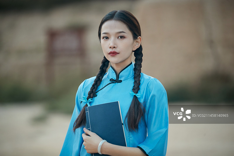 在古城身穿民国学生服饰的女大学生图片素材