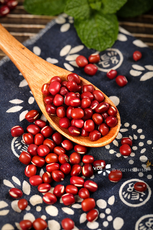 深底上的红豆图片素材