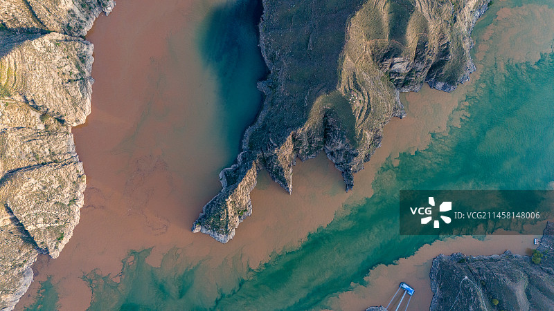 中国甘肃临夏地理奇观黄洮交汇处航拍图片素材