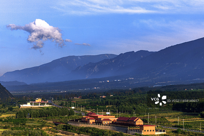 太白县鳌山脚下图片素材
