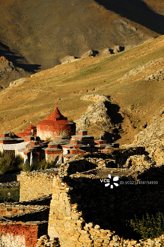 昔日大吉岭寺的塔林 非常冷门的寺庙，在萨嘎到塔尔钦的路边山坡上，原汁原味的藏北小寺庙图片素材