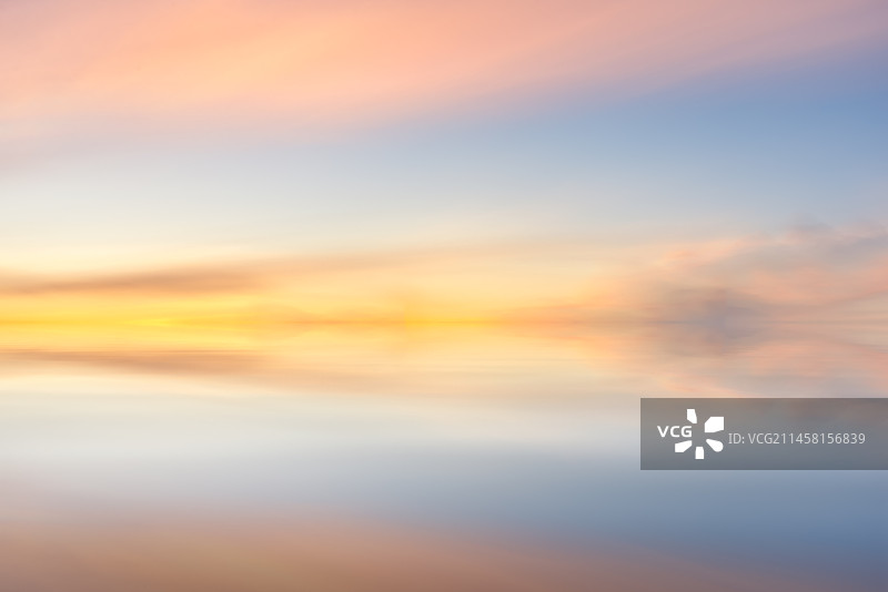 纯色的天空湖面倒影图片素材