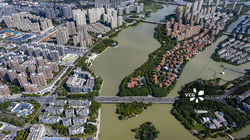 航拍河流穿过城市 锦绣庄园别墅区图片素材