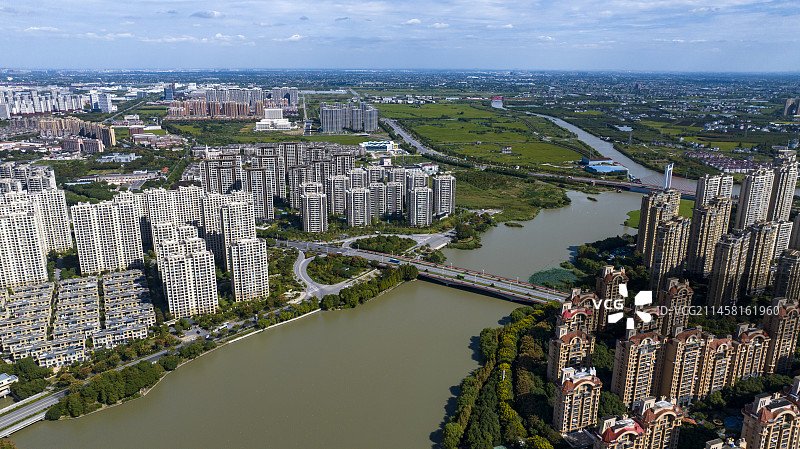 河流穿过城市图片素材