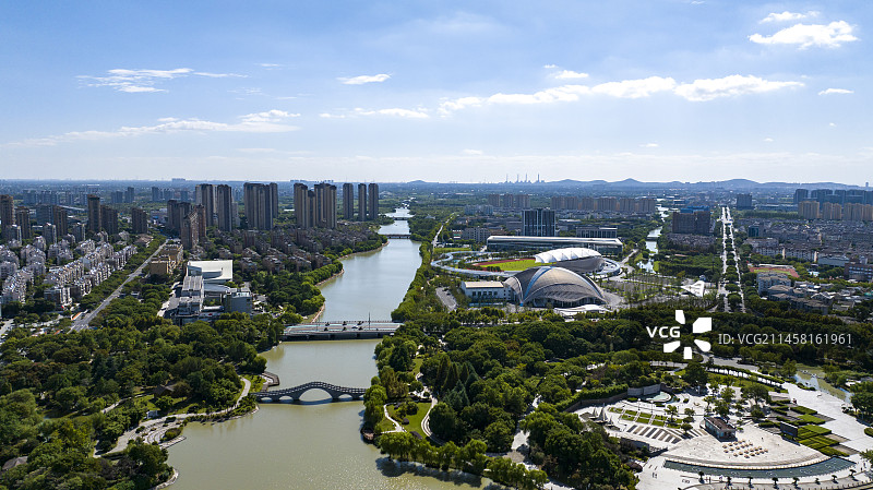 河流穿过城市图片素材