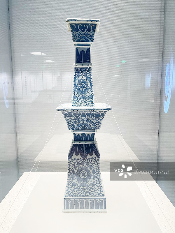 清青花烛台，清代，临洮县博物馆藏图片素材