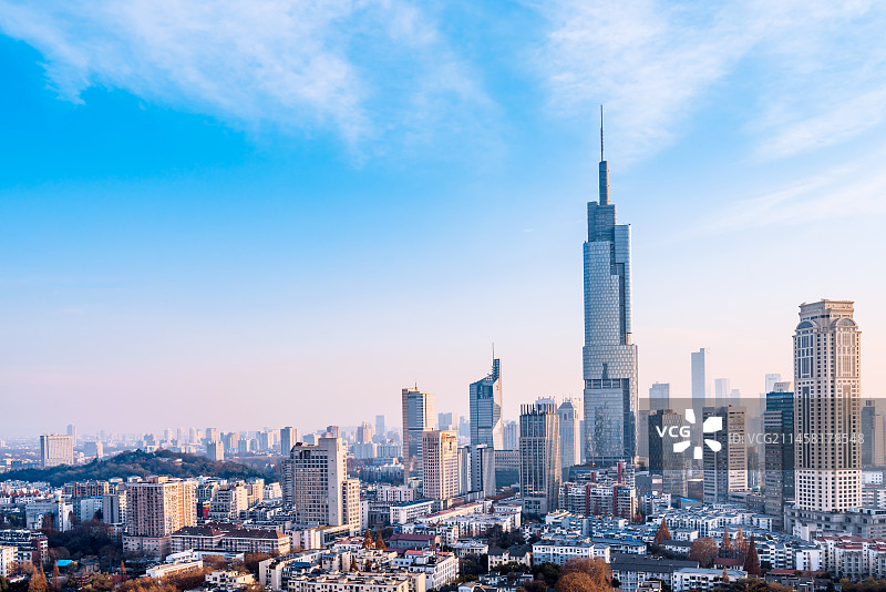 中国江苏南京紫峰大厦和城市天际线黄昏风光图片素材