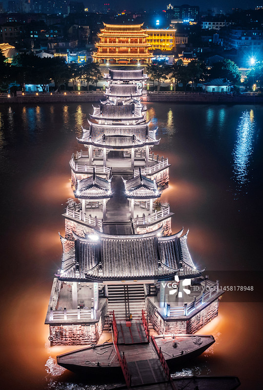 潮州古城广济桥与广济门城楼夜景图片素材