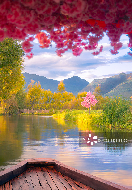 船上的丽江风光图片素材