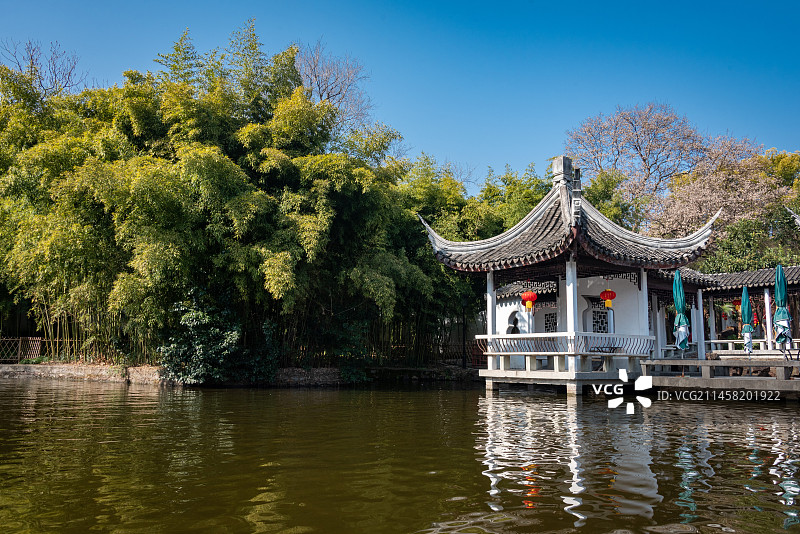 蓝天白云下的湖州吴兴区秀美的莲花庄公园一景图片素材