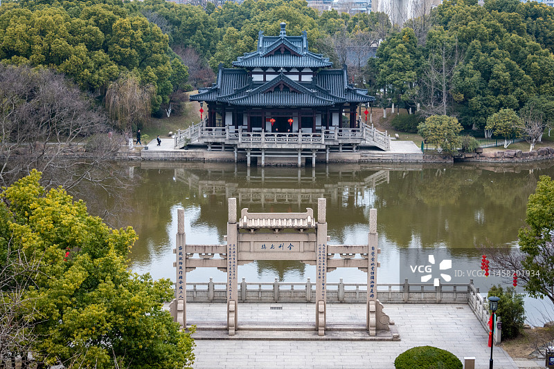 蓝天白云下的湖州飞英塔飞英堂和牌坊倒影在水面上图片素材