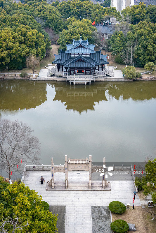 蓝天白云下的湖州飞英塔飞英堂和牌坊倒影在水面上图片素材