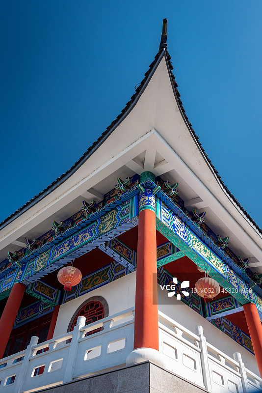 蓝天白云下湖州安吉孝丰镇的孝德文化园一景，掩映在绿色的竹林中的中式传统建筑图片素材