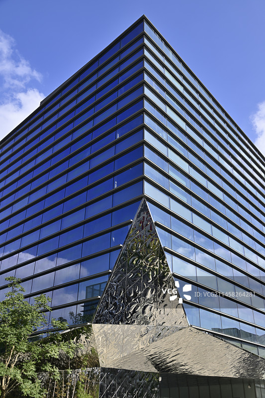 蓝天下现代建筑的低视角图片素材