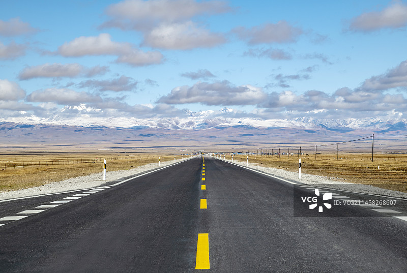草原上的公路图片素材