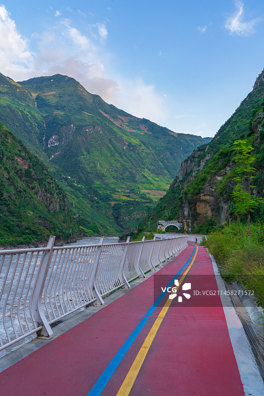 云南怒江州怒江峡谷美丽公路骑行道图片素材