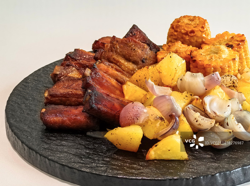 烤猪肋排土豆图片素材