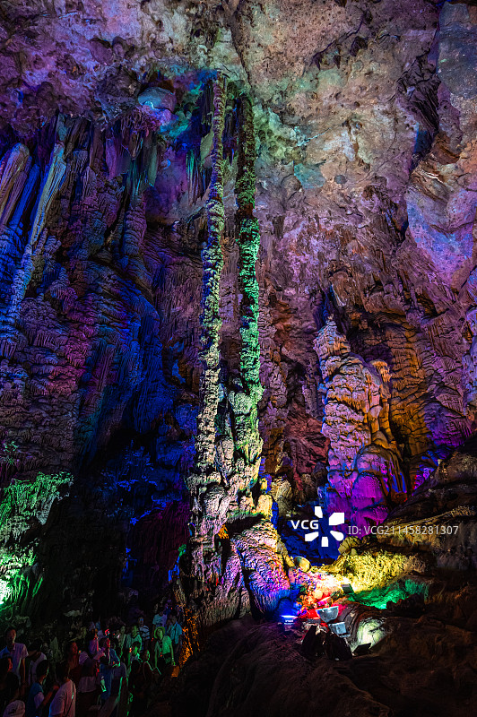 广西桂林市荔浦市银子岩景区钟乳石奇景神奇双柱图片素材